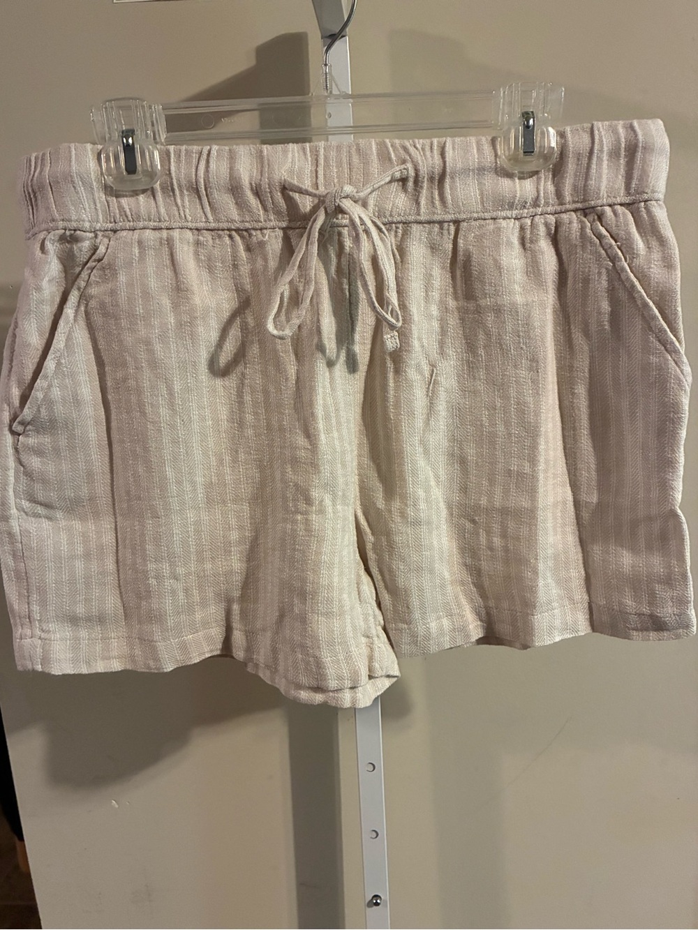 Time & Tru Striped Women’s Drawstring Shorts in beige NWT